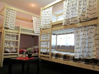 Двухъярусная кровать для хостела со шторками