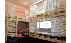 Двухъярусная кровать для хостелов со шторками
